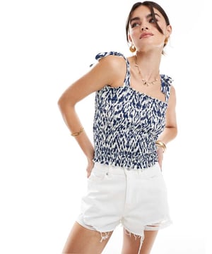 Tops by JDY Introduce it to your other nice tops Shirred, stretch design All-over print Square neck Tie straps Regular fitSold By: Asos