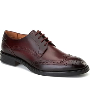 De 'Pocket' brogues voor mannen van Base London. Gemaakt van kwaliteitsleer met klassieke wingtip flair, zijn ze uitgerust met Ortholite binnenzolen en antislip zolen. Slim genoeg voor de boardroom, gedurfd genoeg voor het naverjaardagsfeest - allemaal voor een prijs die verbijstert.