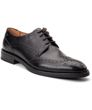 Die Herren 'Pocket' Brogues von Base London. Aus hochwertigem Leder mit klassischem Wingtip-Design gefertigt, sind sie mit Ortholite-Einlegesohlen und rutschfesten Sohlen ausgestattet. Schick genug für den Vorstand, gewagt genug für die After-Party - und das zu einem Preis, der begeistert.