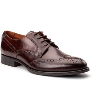 Je schoenen hebben gebeld... het is tijd voor vernieuwing! De Bell brogues van Base London zijn vervaardigd uit kwaliteitsleer met ingewikkelde brogue-details. Een 4-vaks sluiting zorgt voor een veilige pasvorm, terwijl de Ortholite binnenzool zorgt voor comfort vanaf het moment dat je ze aantrekt.