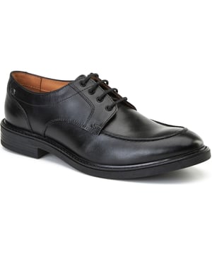 Voeg wat variatie toe aan je garderobe met de Surrey Shoes van Base London. Gemaakt van hoogwaardige leren bovenmaterialen, geeft de schoeiing bij de neus deze nette schoen een onderscheid ten opzichte van je alledaagse brogue of derby. Inclusief Ortholite-inlegzool voor comfort.