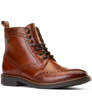 Klassieke Britse stijl ontmoet modern comfort. De Bristol Brogue Boot van Base London heeft kwaliteitsleren bovenkant, een comfortabele Ortholite-binnenzool en een gripvaste rubberen zool. Met skihaken en een nylon aantreklus is het gemakkelijk te dragen en moeilijk te verslaan.