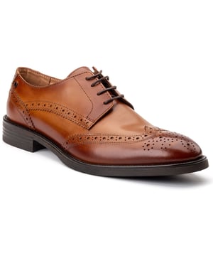 De heren 'Pocket' brogues van Base London. Gemaakt van kwaliteitsleer met klassieke, elegante vleugels, zijn ze voorzien van Ortholite-inlegzolen en gripvaste zolen. Slim genoeg voor de bestuurskamer, gedurfd genoeg voor het afterparty - allemaal voor een prijs die verbijstert.