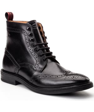 Klassieke Britse stijl ontmoet modern comfort. De Bristol Brogue Boot van Base London heeft kwaliteitsleren bovenkant, een comfortabele Ortholite-binnenzool en een gripvaste rubberen zool. Met skihaken en een nylon aantreklus is het gemakkelijk te dragen en moeilijk te verslaan.