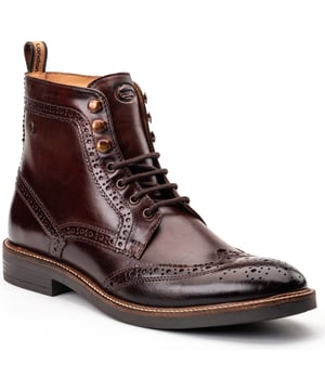 Klassieke Britse stijl ontmoet modern comfort. De Bristol Brogue Boot van Base London heeft kwaliteitsleren bovenkant, een comfortabele Ortholite-binnenzool en een gripvaste rubberen zool. Met skihaken en een nylon aantreklus is het gemakkelijk te dragen en moeilijk te verslaan.