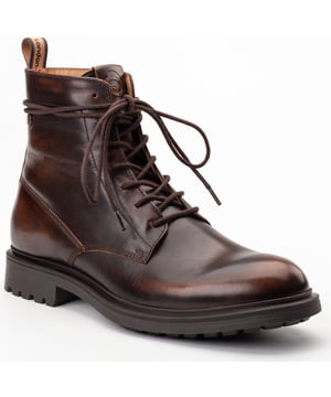 Dieser modische Stiefel von Base London hat in seinem Erscheinungsbild Gravitas. Inspiriert von den Fashionistas Mailands, sind die Lederoberteile exquisit verarbeitet und die Schnürsenkel sind extra lang, sodass Sie ihn nach Ihrem eigenen Stil tragen können. Ortholite im Inneren.