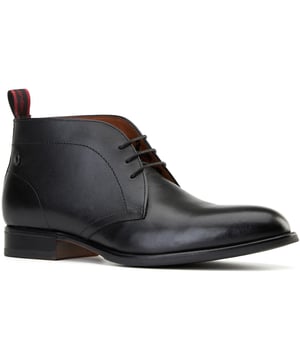 Auf der Suche nach einem klasse Paar Chukka-Stiefel? Dann brauchst du nicht weiter zu suchen als bei Wallis von Base London. Elegant und dennoch leger, diese Stiefel zeichnen sich durch hochwertige Leder-Obermaterialien, eine entspannte 3-Loch-Schnürung und einen praktischen Nylon-Zuglasche für einfachen Zugang aus. Auch eine Ortholite-Innensohle ist mit dabei!