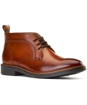 Die Herren 'Lincoln' Chukka-Stiefel von Base London. Aus weichem Leder gefertigt, mit einer Ortholite-Innensohle und einem entspannten 3-Schnürdesign sind sie perfekt, um jeden Arbeitstag oder Wochenendmoment zu meistern. Mit Zugschlaufe für einfaches An- und Ausziehen.