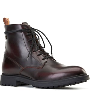 Dieser modische Stiefel von Base London hat eine beeindruckende Ausstrahlung. Inspiriert von den Modeikonen Mailands, sind die Oberteile aus Leder exquisit verarbeitet und die Schnürsenkel sind extra lang, sodass Sie ihn ganz nach Ihren Vorstellungen stylen können. Ortholite Innenfutter.