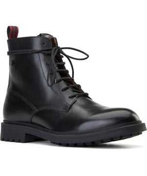 Dieser modische Stiefel von Base London hat in seinem Erscheinungsbild Gravitas. Inspiriert von den Fashionistas aus Mailand sind die Lederoberteile exquisit verarbeitet, und die Schnürsenkel sind extra lang, sodass Sie ihn nach Ihrem eigenen Stil gestalten können. Ortholite im Inneren.