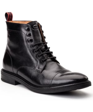 Robust und doch raffiniert, bietet der Plymouth Boot von Base London geschmeidige Lederoberteile, ein weiches Lederfutter und eine gepolsterte Ortholite-Einlegesohle für Komfort. Mit 4 Ösen, 3 Ski-Haken und einer flachen Stollensohle vereint er Stil und Grip ohne das zusätzliche Gewicht.