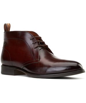 Auf der Suche nach einem klasse Paar Chukka-Stiefel? Dann brauchst du nicht weiter zu suchen als bei Wallis von Base London. Elegant und dennoch leger, diese Stiefel zeichnen sich durch hochwertige Leder-Obermaterialien, eine entspannte 3-Loch-Schnürung und einen praktischen Nylon-Zuglasche für einfachen Zugang aus. Auch eine Ortholite-Innensohle ist mit dabei!