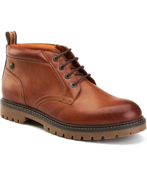 Lässig, robust und mühelos cool. Der Cobalt Knöchelstiefel verfügt über eine gepolsterte Ledermanschette, 4-Löcher-Verschluss und eine Nylon-Zuglasche für einfaches Anziehen. Mit einer profilierten Gummisohle und einer Ortholite-Innensohle ist er für den ganztägigen Komfort mit einer robusten Note konzipiert.