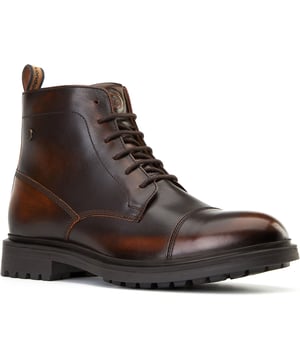 Die Boulton-Zehenkappe-Stiefel von Base London sind aus hochwertigem Leder gefertigt und sitzen fest auf einer modischen Gummisohle für einen selbstbewussten Schritt. Die Ortholite-Technologie im Inneren sorgt dafür, dass sie von Anfang an bequem sind - ein schicker Stiefel für den modernen Gentleman.