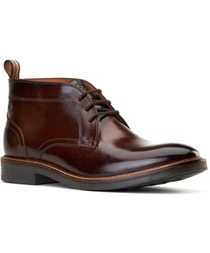 Die Herren 'Lincoln' Chukka Boots von Base London. Hergestellt aus geschmeidigem Leder, einer Ortholite-Einlegesohle und einem entspannten 3-Loch-Design, sind sie perfekt für jeden Arbeitstag oder Wochenendmoment. Zuglasche für einfaches an und Ausziehen enthalten.