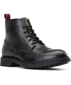 Der Boulton Zehenkappenstiefel von Base London ist aus hochwertigem Leder gefertigt und sitzt fest auf einer Gummisohle für einen sicheren Schritt. Die Ortholite-Technologie im Inneren sorgt dafür, dass sie sofort bequem sind – ein schicker Stiefel für den modernen Herren.