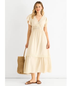 Dieses beigefarbene Midikleid mit zarten Häkelspitzeneinsätzen ist mühelos schick und verleiht einen Hauch von Bohème-Flair. Der Gummizug in der Taille sorgt für eine schmeichelhafte Silhouette und garantiert ganztägigen Tragekomfort. Perfekt für sommerliche Zusammenkünfte oder mit Accessoires für Abendveranstaltungen.