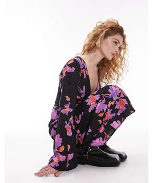Dresses by Topshop Welcome to the next phase of Topshop Plunge neck Flared sleeves Zip fastening Regular fitSold By: Asos