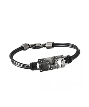 Feine Echtschmuckmarke - designed in Deutschland  cai - Herren-Armband 925/- Sterling Silber oxidiert mit Lederband in schwarz und 'Transformers Bullhead'. Die Armbandlänge beträgt ca. 21 cm. Der Anhänger hat eine Breite von ca. 12mm und eine Länge von ca. 33,5mm. Der Artikel wird in einer Schmuckverpackung geliefert.