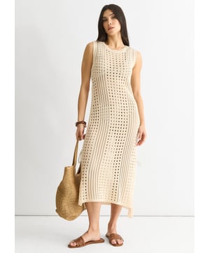Presentamos nuestro vestido Midi Bodycon Beige Crochet Knit para un look chic y cómodo. Confeccionado con un diseño de punto de ganchillo, este vestido abraza tu cuerpo en todos los lugares adecuados. Perfecto para cualquier ocasión informal, te encantará el estilo sencillo y la comodidad que aporta este vestido. Eleva tu armario con esta pieza imprescindible.