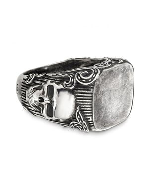 Feine Echtschmuckmarke - designed in Deutschland  cai men - Ring in 925/- Sterling Silber mattiert und oxidiert im Rockabilly-Design mit Totenkopf an der Seite aus der Kollektion 'Rockabilly'. Die Breite der Ringschiene beträgt ca. 16mm. Der Artikel wird in einer Schmuckverpackung geliefert.