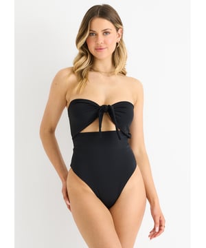 ¡Prepárate para la playa con nuestro bañador Front Tie Bandeau! Este elegante bañador presenta un diseño de lazo frontal que añade un toque de elegancia a tu traje de baño. Perfecto para cualquier ocasión, te sentirás segura y elegante con esta prenda imprescindible.