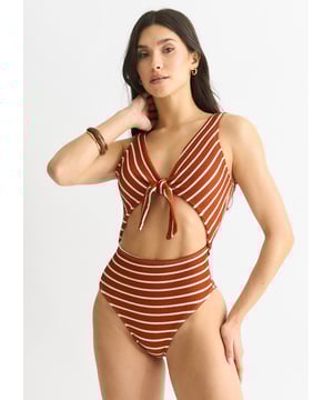 Adopta el arte del estilo veraniego elegante con nuestro traje de baño Rust &amp; White Stripe Textured Tie Front. Este sofisticado traje de baño presenta un impresionante diseño a rayas rojas y blancas, acentuado por un elegante detalle de corbata en la parte delantera. Perfecto para causar sensación en la playa o en la piscina, con un aire lujoso y exclusivo.