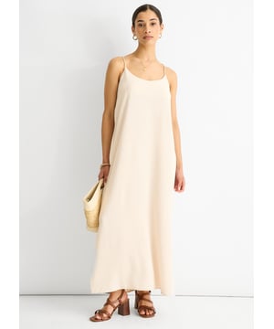 Deze oversized jurk, met zijn beige kleur en strappy ontwerp met gekruiste rug, is ontworpen voor de ultieme luchtstroom en comfort. De elegante en exclusieve stijl is perfect voor warmer weer en zal je garderobe een boost geven. Omarm de luxe en verfijning van deze jurk, perfect voor elke gelegenheid.