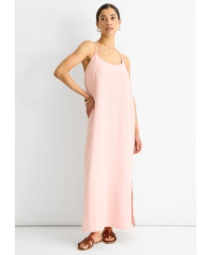 Schwelgen Sie in Luxus mit unserem Blush Strappy Cross Back Airflow Oversized-Kleid. Dieses Kleid ist die perfekte Kombination aus Stil und Komfort. Es verfügt über einen überkreuzten Riemen am Rücken und Airflow-Material für einen luftigen Sitz. Erhöhen Sie Ihre Garderobe mit diesem raffinierten und exklusiven Kleid.