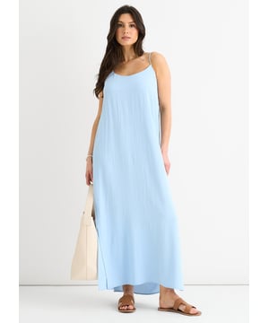 Gönnen Sie sich ultimativen Komfort und Stil mit unserem Blue Strappy Cross Back Airflow Oversized Kleid. Mit seinem fließenden Design und dem überkreuzten Riemenrücken strahlt dieses Kleid Eleganz und Raffinesse aus. Es ist die perfekte Mischung aus Mode und Funktionalität und sorgt mit seinem luftigen, leichten Stoff für frischen Wind. Erhöhen Sie Ihre Garderobe und genießen Sie mühelosen Luxus.