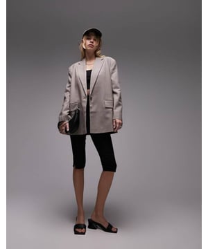 Blazers by Topshop Welcome to the next phase of Topshop Notch lapels Padded shoulders Side pockets Single button fastening Oversized fitSold By: Asos