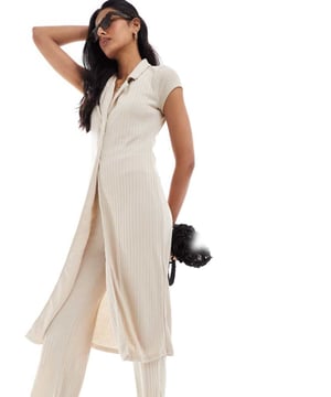 Jumpers & Cardigans by Vero Moda Part of a co-ord set Trousers sold separately Revere collar Button placket Short sleeves Regular fitSold By: Asos