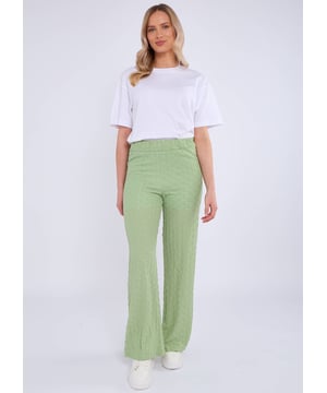 Eleva tu vestuario para ocasiones especiales con nuestros pantalones acampanados con cintura elástica y textura en verde salvia. La cómoda cintura elástica y la silueta acampanada proporcionan un ajuste favorecedor, mientras que el tejido texturizado en verde salvia añade un toque de sofisticación. Perfecto para cualquier evento especial.
