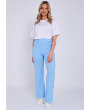 Verhoog je gelegenheidskleding met onze Sky Blue Textured Elasticated Waist Flared Trousers. De hemelsblauwe kleur voegt een vleugje elegantie toe, terwijl de elastische taille zorgt voor een comfortabele pasvorm. De uitlopende stijl is perfect voor elk speciaal evenement.