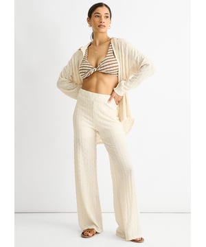 Verhoog je gelegenheidskleding met onze Beige Elasticated Waist Flared Trousers. De comfortabele elastische taille en flatterende uitlopende snit bieden zowel stijl als bewegingsvrijheid. Deze broek is perfect voor elke speciale gelegenheid en voegt een vleugje verfijning toe aan je garderobe.