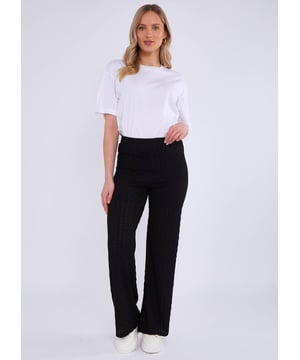Verhoog je gelegenheidskleding met onze zwarte Elastische taillebroek met textuur. De gestructureerde stof voegt een vleugje elegantie toe, terwijl de elastische taille zorgt voor comfort en een flatterende pasvorm. Deze broek is perfect voor elk speciaal evenement of avondje uit.