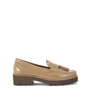 The KG Kurt Geiger Minnie is a slip on loafer crafted from a camel patent leather. There are two tassels on the stitched toe.
