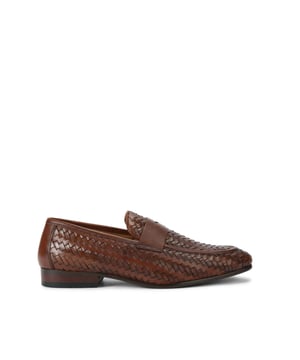 This KG Kurt Geiger Conrad flat shoe is crafted from a tan leather which is in a woven design across the upper. There is a cutout on the strap.