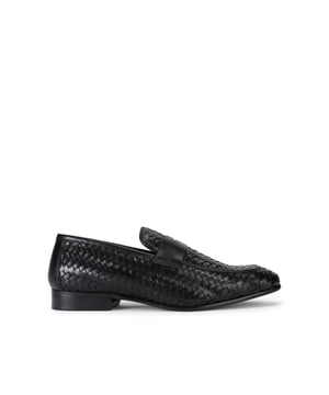 This KG Kurt Geiger Conrad flat shoe is crafted from a black leather which is in a woven design across the upper. There is a cutout on the strap.
