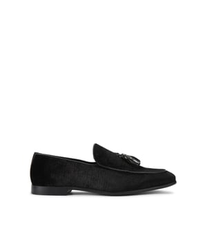 This KG Kurt Geiger Curtis Velvet arrives in a black velvet with patent tassel detail sat on the vamp.