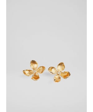 The Posie statement flower earrings in radiant gold are adorned with crystals and luxurious gold plating. Adds glamour to any outfit, whether you're in a cocktail dress or jumpsuit.