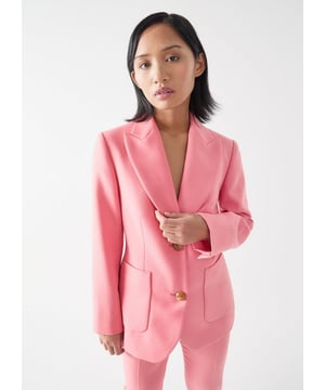 The Aimee jacket, crafted from Portuguese fabric in desert rose, features a double-breasted design with metal crest buttons. Suitable for brunch or evening outings, it pairs beautifully with smart trousers or over a dress for an elegant look. A timeless wardrobe addition.