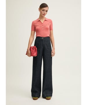 Our Ami petite trousers in classic black are crafted from a luxurious cotton blend, featuring horn effect buttons, organic fabric, and contrast stitching. Perfect for brunch or workdays, pair them with a white blouse for smart casual chic or a knit for a cosy weekend vibe.
