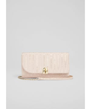 Shine brightly with the Arianne clutch bag, a captivating accessory for any special occasion. This spacious clutch bag, crafted from luxurious pink moiré with a curved flap design is perfect for weddings, galas, or a night out. Pair it with your favourite cocktail dress or an elegant evening gown for an unforgettable ensemble.