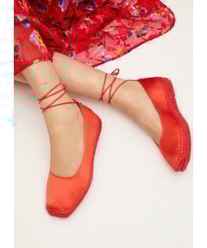 Experience Spanish elegance with the Mia Ankle Tie Espadrilles, crafted in a red hue that captures attention. Designed with a square toe and ties, these flats exude a sophisticated flair. Pair them with a flowing summer dress for a sunny brunch or cropped trousers for a casual evening out. They are your go-to choice for stylish occasions.