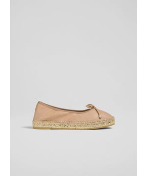 The charming world of Talee welcomes you, with a ballet espadrille in a classic trench hue. Crafted with soft ppa leather, adorned with LKB end tabs, and expertly made in Spain, these flats are perfect for everyday wear. Pair them effortlessly with your favourite summer dress or cropped trousers for a chic and comfortable look.