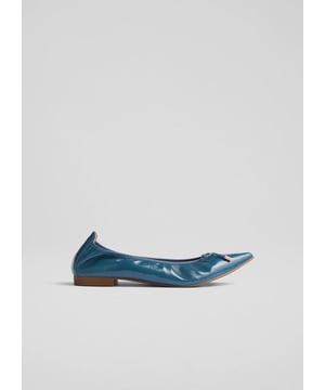 The Tilly pointed ballerina flats are crafted from stunning blue crinkled patent leather. Made in Spain, these flats feature a timeless silhouette made from 100% leather with a textured finish that exudes sophistication. Suitable for casual outings or dressing up, pair them with tailored trousers or a flowing skirt for an understated, sophisticated appearance.