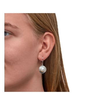 Entdecken Sie die magische Faszination der schimmernden Perlen!  Zeeme Pearls - Damen-Perl-Ohrhänger aus 925 Sterling Silber rhodiniert mattiert mit 2 weißen Perlen 7-8mm