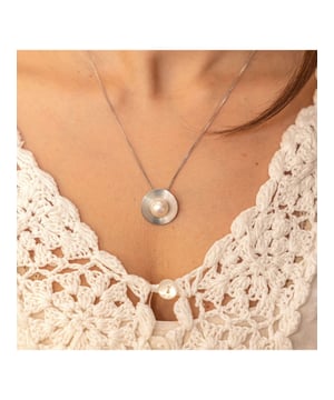 Entdecken Sie die magische Faszination der schimmernden Perlen!  Zeeme Pearls - Damen-Halskette aus 925 Sterling Silber rhodiniert mattiert 45cm lang mit einer weißen Perle 10mm