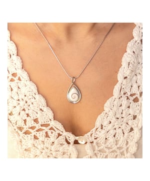 Entdecken Sie die magische Faszination der schimmernden Perlen!  Zeeme Pearls - Damen-Halskette aus 925 Sterling Silber 42+5cm lang mit weißer Muschel
